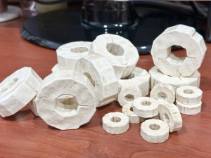 石器时代手办模型石器周边收藏，一大堆石币